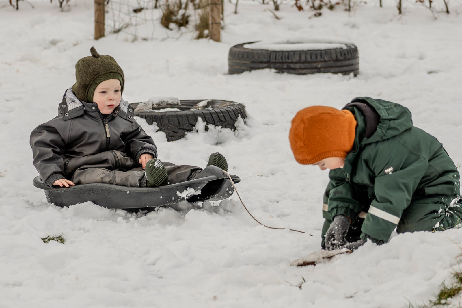 Børn leger i sneen